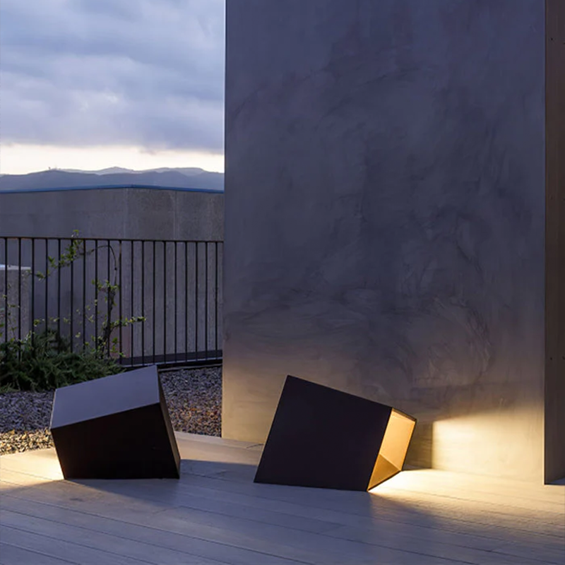 SoliCube – Kompakte Solar-Gartenleuchte mit LED für Wege & Beete