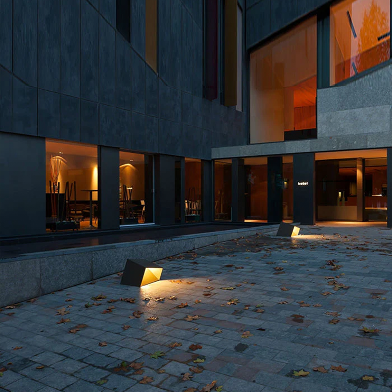 SoliCube – Kompakte Solar-Gartenleuchte mit LED für Wege & Beete