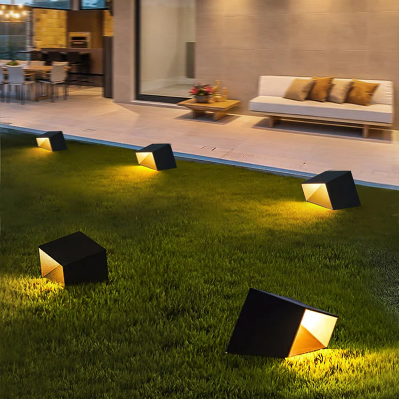 SoliCube – Kompakte Solar-Gartenleuchte mit LED für Wege & Beete