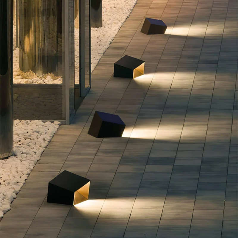 SoliCube – Kompakte Solar-Gartenleuchte mit LED für Wege & Beete