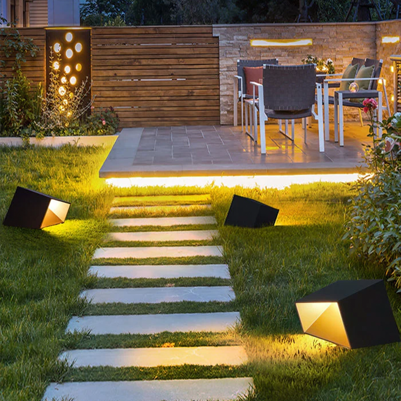 SoliCube – Kompakte Solar-Gartenleuchte mit LED für Wege & Beete