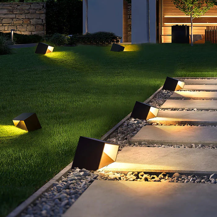 SoliCube – Kompakte Solar-Gartenleuchte mit LED für Wege & Beete