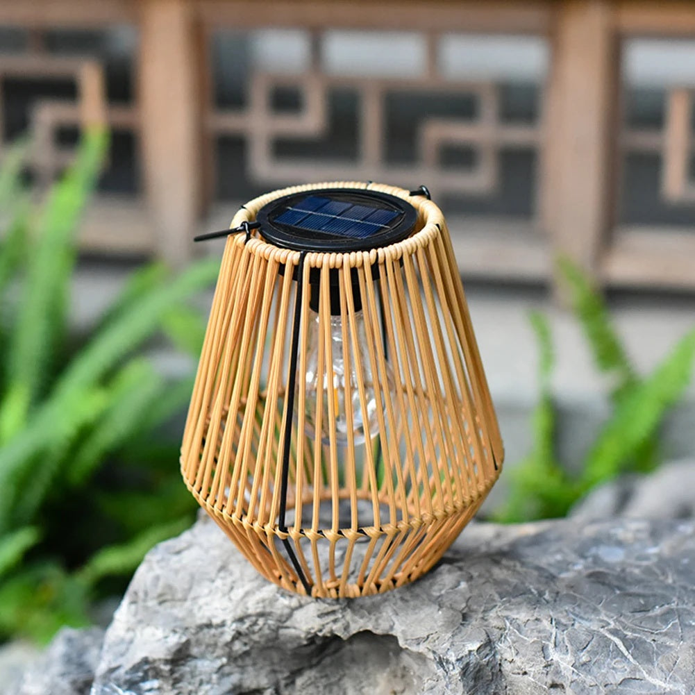 SolWeave – Solarlaterne aus Rattan mit warmweißem LED-Licht für außen