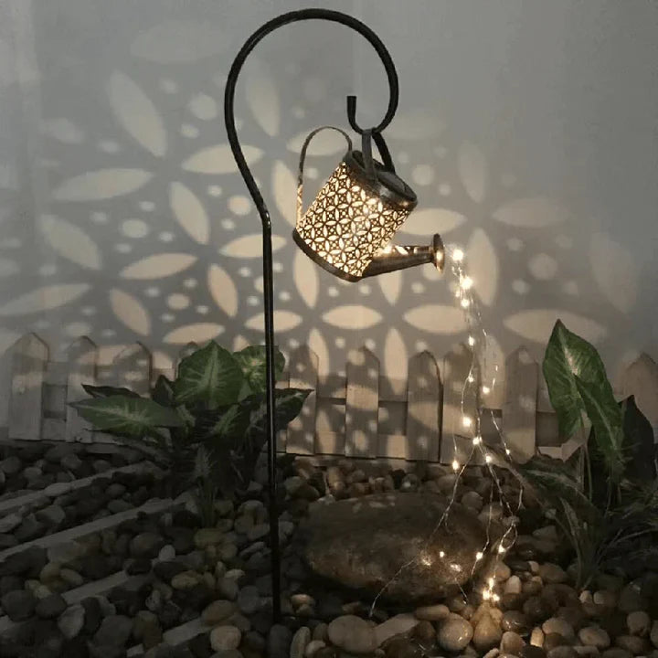 LumiPour – Solar-Gießkanne mit LED-Lichterkette für Garten & Terrasse