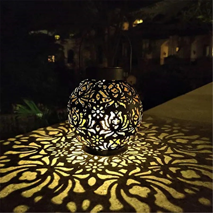 SolAura – Hängende Solar Gartenlaterne mit Musterlicht
