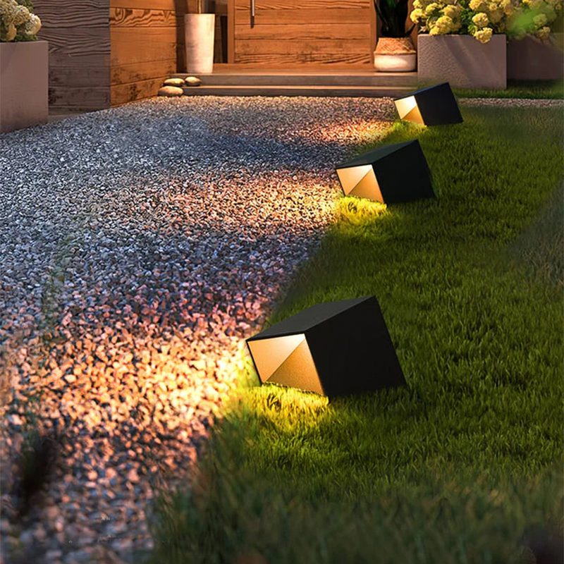 SoliCube – Kompakte Solar-Gartenleuchte mit LED für Wege & Beete