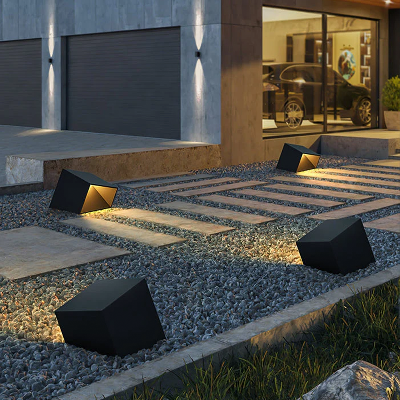 SoliCube – Kompakte Solar-Gartenleuchte mit LED für Wege & Beete