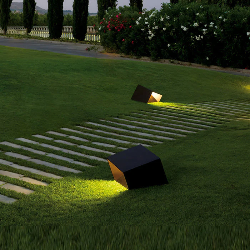 SoliCube – Kompakte Solar-Gartenleuchte mit LED für Wege & Beete