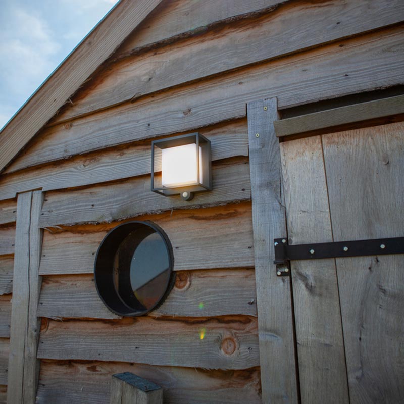 LightCage – Solar Wandleuchte mit Bewegungssensor