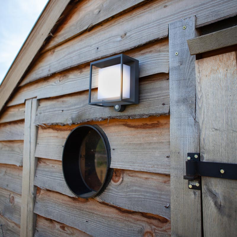 LightCage – Solar Wandleuchte mit Bewegungssensor
