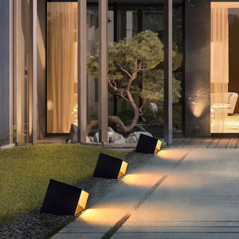 SoliCube – Kompakte Solar-Gartenleuchte mit LED für Wege & Beete