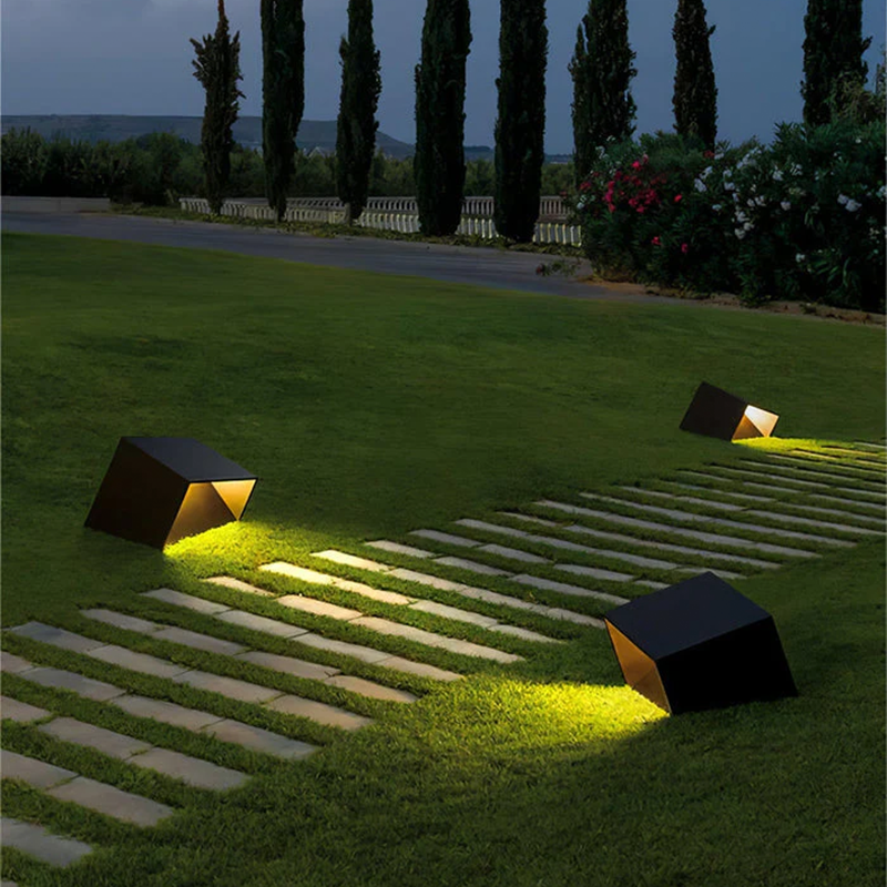 SoliCube – Kompakte Solar-Gartenleuchte mit LED für Wege & Beete