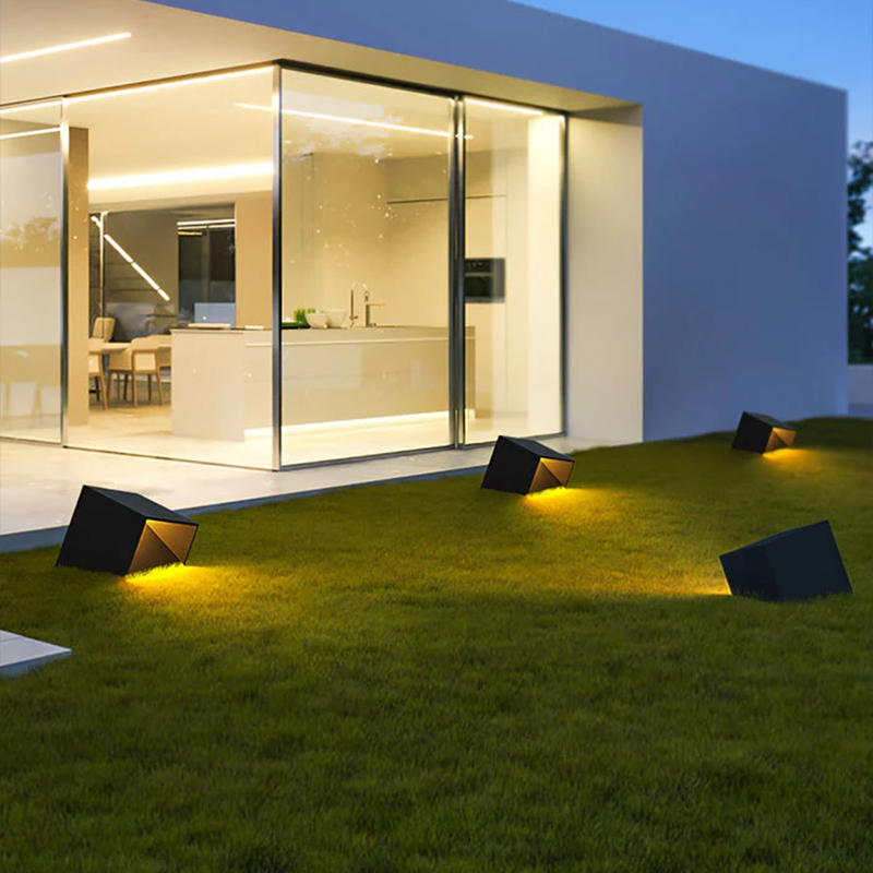 SoliCube – Kompakte Solar-Gartenleuchte mit LED für Wege & Beete