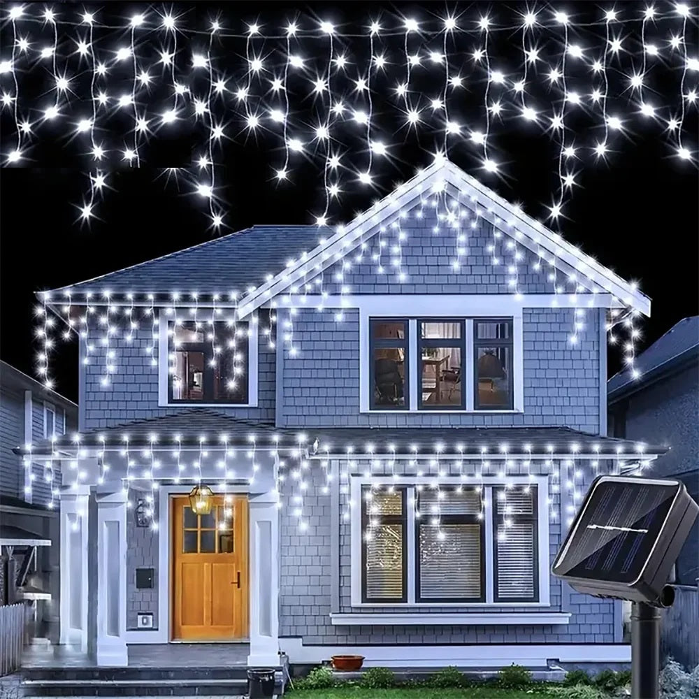 LumiCascade – Solarbetriebener LED-Lichtervorhang mit 96 warmweißen Lichternv