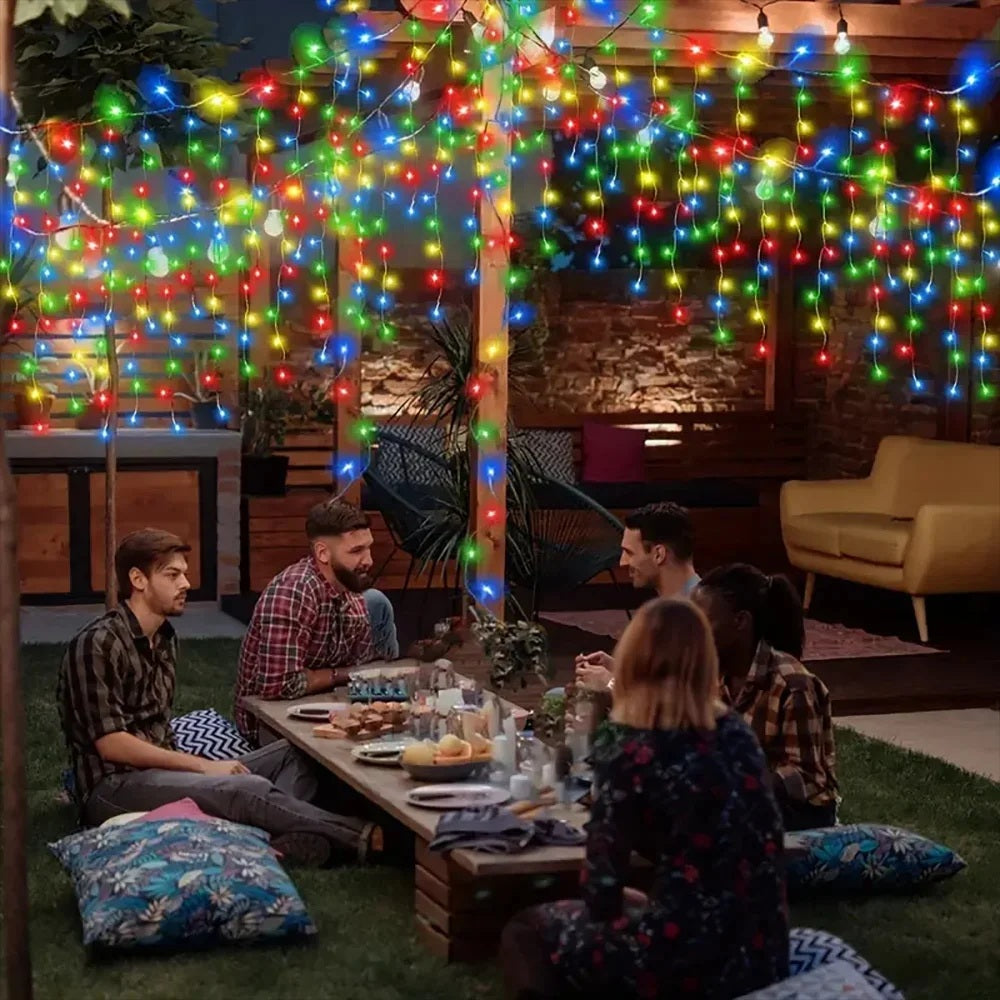 LumiCascade – Solarbetriebener LED-Lichtervorhang mit 96 warmweißen Lichternv