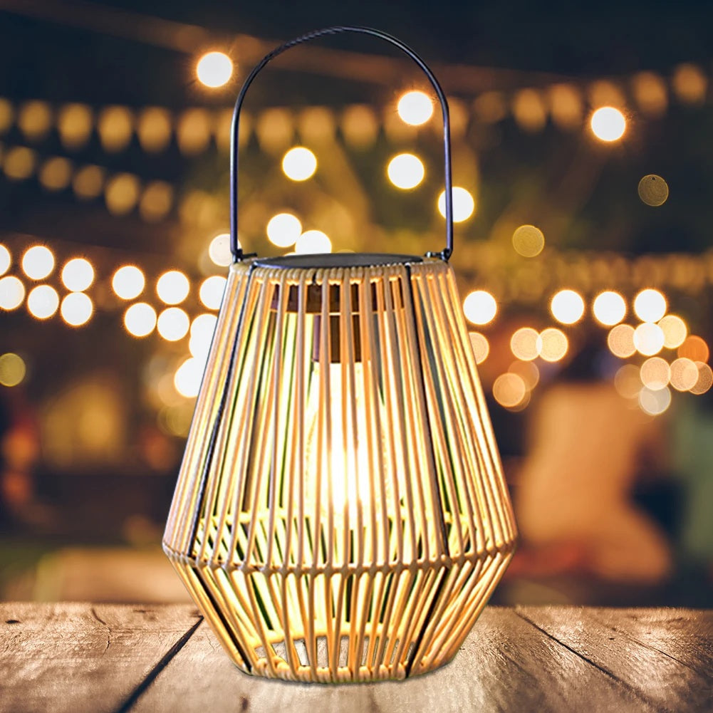 SolWeave – Solarlaterne aus Rattan mit warmweißem LED-Licht für außen