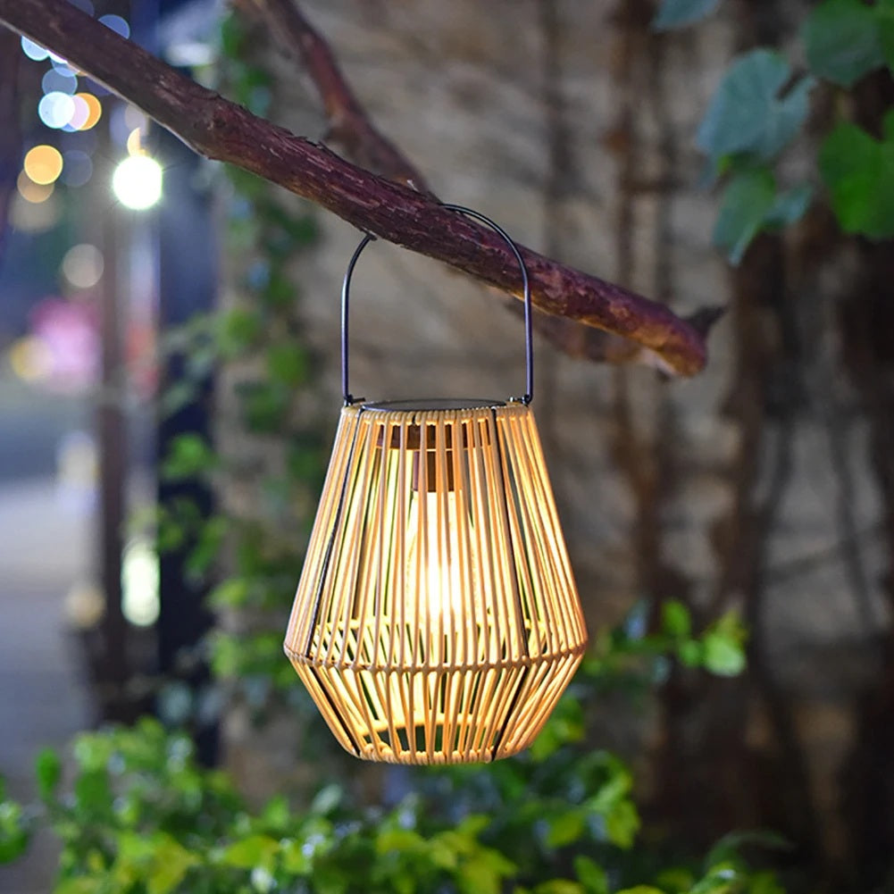 SolWeave – Solarlaterne aus Rattan mit warmweißem LED-Licht für außen